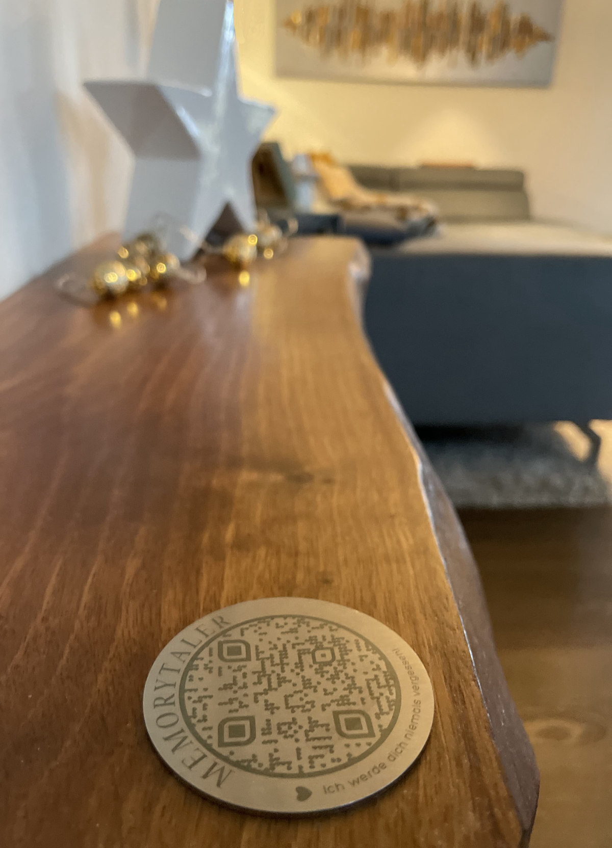 Dein Memory-Taler auf einem Tisch befestigt